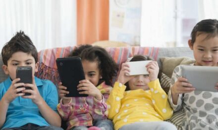 ORANG TUAKU BERNAMA GADGET