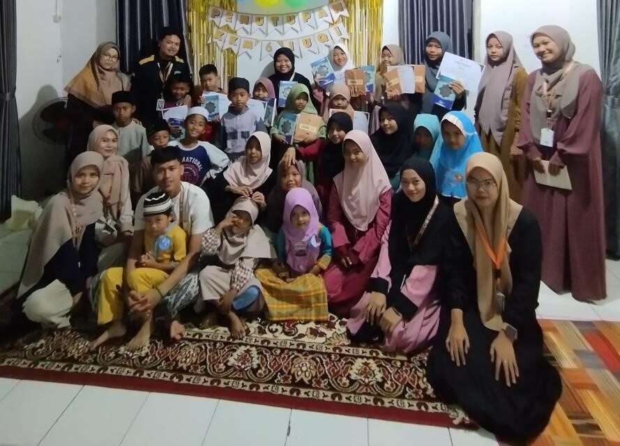 “Mahasiswa KKM IUQI Bogor Kelompok VI Desa Sukaresmi mengambil program unggulan Mengenalkan dan Memperdalam Pengetahuan Tahsin, Tajwid, Tahfidz, Ilmu Tauhid dan Fikih di TPQ Tarbiatul Aulad”