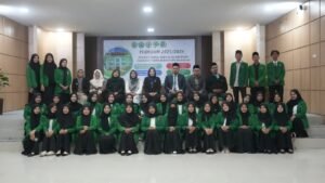 Foto bersama lulusan Prodi PGMI dan Kaprodi di Yudisium FTIK IUQI 2026.