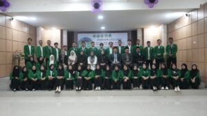 Foto bersama lulusan Prodi PBA dan Kaprodi di Yudisium FTIK IUQI 2026.