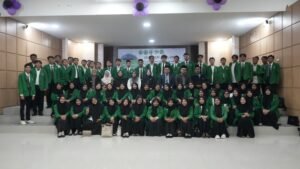 Foto bersama lulusan Prodi MPI dan Kaprodi di Yudisium FTIK IUQI 2026.
